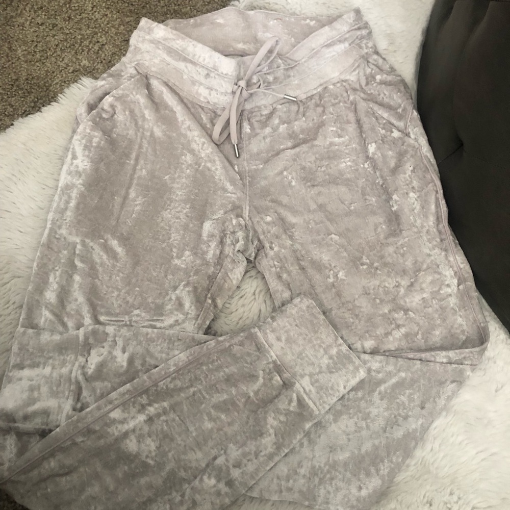 Lulu lemon size 06 tags attached slightly used